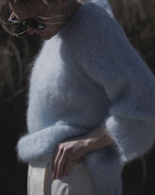 Knit Abelle  Mohair stikk i lyse blå.